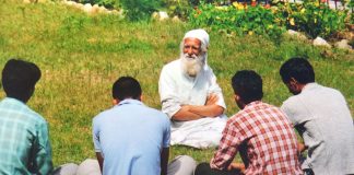 Environmentalist Sundarlal Bahuguna with activists at Tehri/Wikimedia Commons