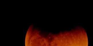 The Earth’s atmosphere gives the Moon a blood-red glow during total lunar eclipses. Irvin Calicut/WikimediaCommons, CC BY-SA