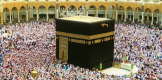 Prayers being offered in non-pandemic times around Kaaba in the Grand Mosque Complex in the city of Mecca/Image:Pixabay