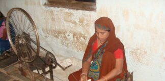 A lady using a spinning wheel to make coarse cotton thread/ Image:Pixabay
