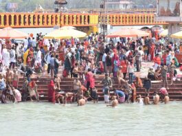 People taking a dip in the holy sangam at Prayagraj / Photo:Pixabay