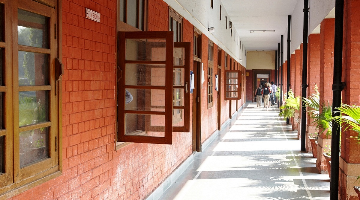 Delhi-University-building-and-corridor