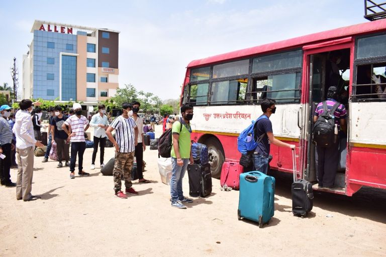 Staff-members-of-ALLEN-helped-the-students-768x512 kota bus, migration return, bihar