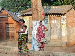 Tribal women from Odisha standing on the roadside.