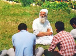 Environmentalist Sundarlal Bahuguna with activists at Tehri/Wikimedia Commons