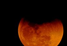 The Earth’s atmosphere gives the Moon a blood-red glow during total lunar eclipses. Irvin Calicut/WikimediaCommons, CC BY-SA