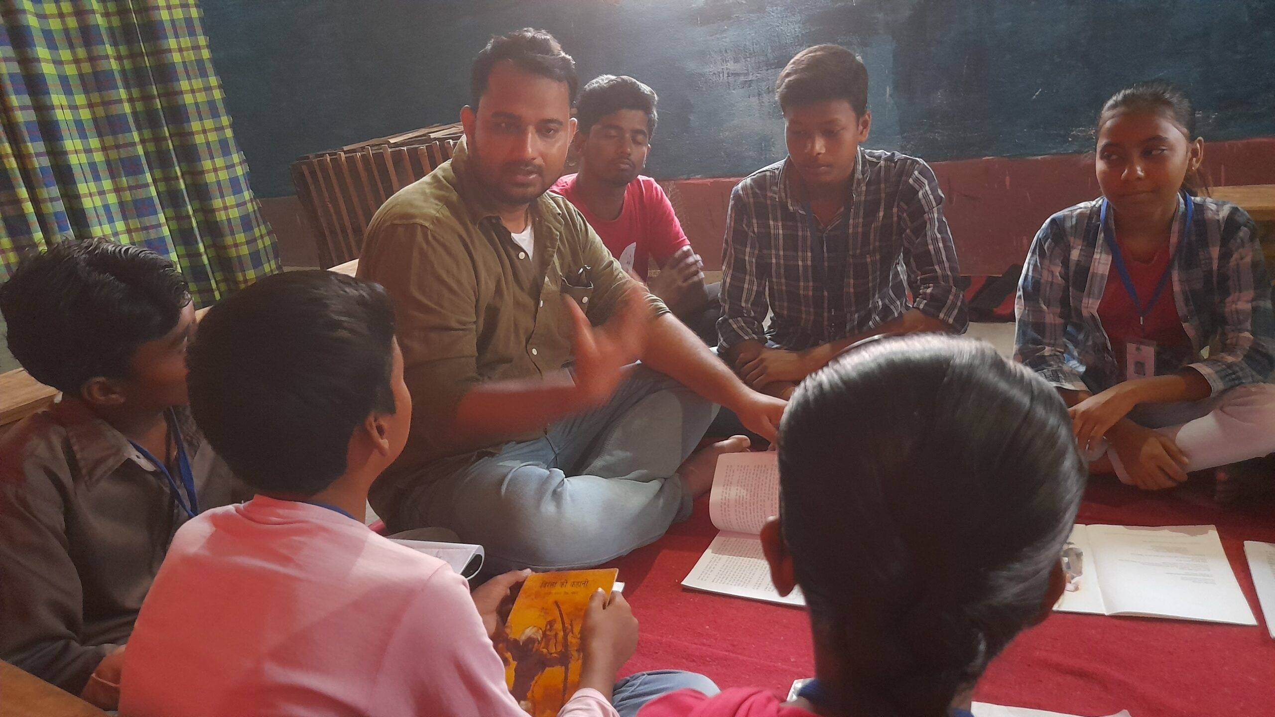 An ongoing discussion at Shiksha Swaraj Centre where young minds express themselves on a wide variety of socio-cultural issues/ Source: Shiksha Swaraj Archives