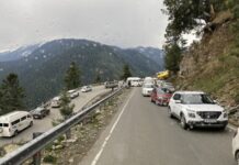 An April 2023 photo of the road from Srinagar to Gulmarg, a popular tourist route. The absence of snow this year has impacted winter tourism in the region. Photo by Vinayaraj/Wikimedia Commons.