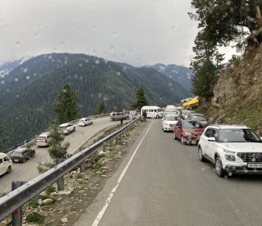 An April 2023 photo of the road from Srinagar to Gulmarg, a popular tourist route. The absence of snow this year has impacted winter tourism in the region. Photo by Vinayaraj/Wikimedia Commons.
